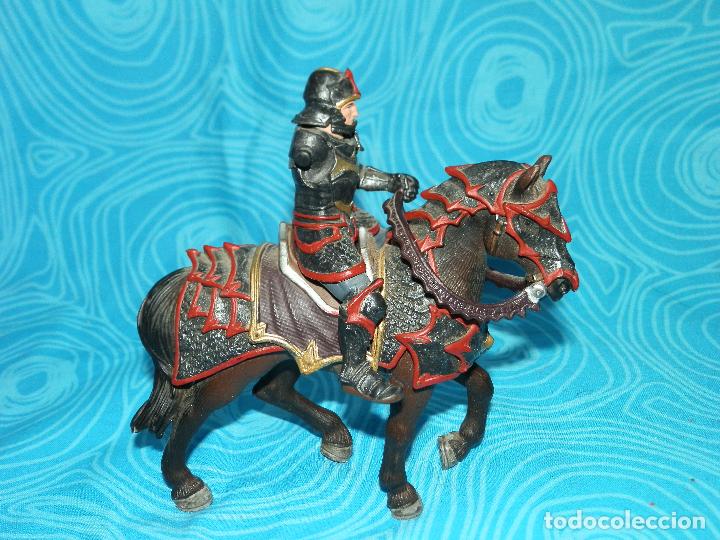Figuras de goma y PVC: SCHLEICH CABALLERO MEDIEVAL CON CABALLO 2012 - Foto 2