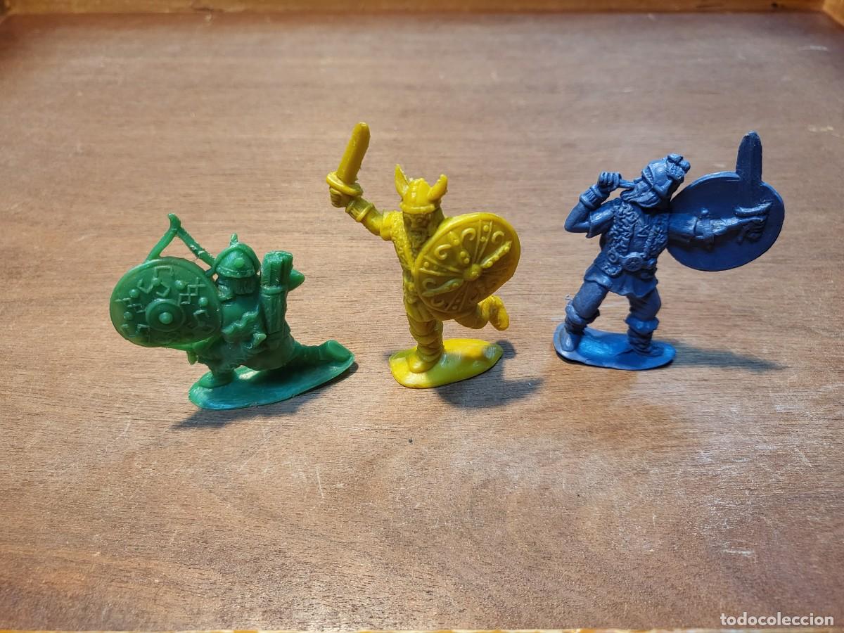 Figuras de goma y PVC: LOTE DE 3 VIKINGOS DE PLASTICO COMANSI