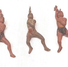 Figuras de Goma y PVC: LOTE 3 INDIOS CON HACHAS ESTIRADOS SUELO DE GAMA AÑOS 50