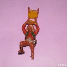 Figuras de Goma y PVC: ANTIGUO VAQUERO COWBOY CON SILLA EN PLÁSTICO PINTADO DE LAFREDO