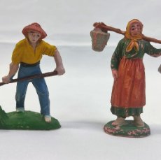 Figuras de Goma y PVC: GRANJERA Y SEGADORA DE LA SERIE LA GRANJA, DE JECSAN. AÑOS 50.