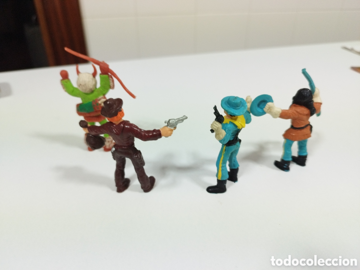 Figuras de goma y PVC: Lote de 4 mu&ntilde;ecos indios y cowboys comandi - Foto 2