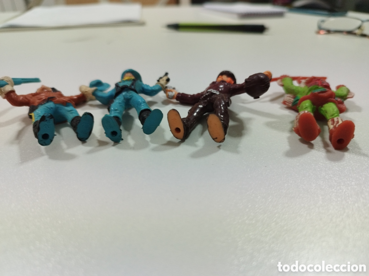 Figuras de goma y PVC: Lote de 4 mu&ntilde;ecos indios y cowboys comandi - Foto 3