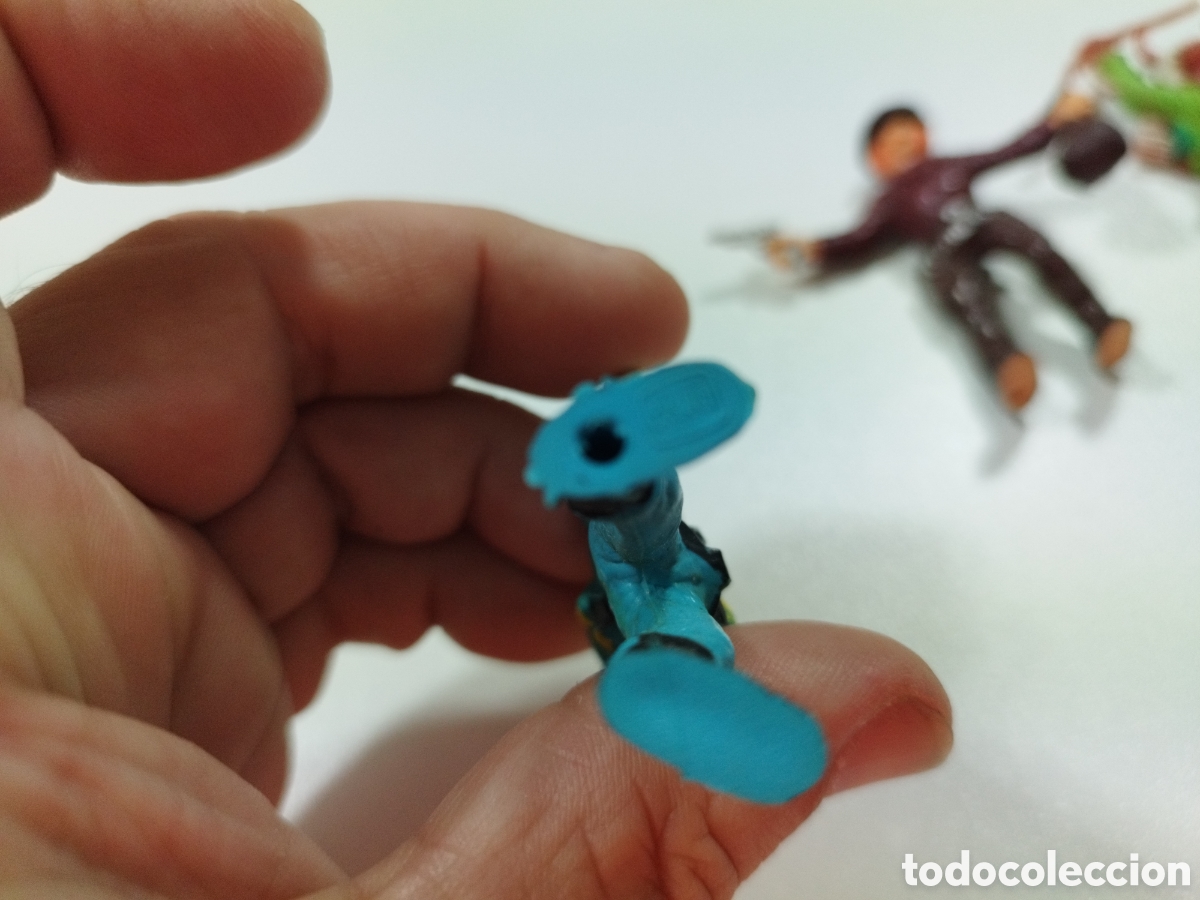 Figuras de goma y PVC: Lote de 4 mu&ntilde;ecos indios y cowboys comandi - Foto 4