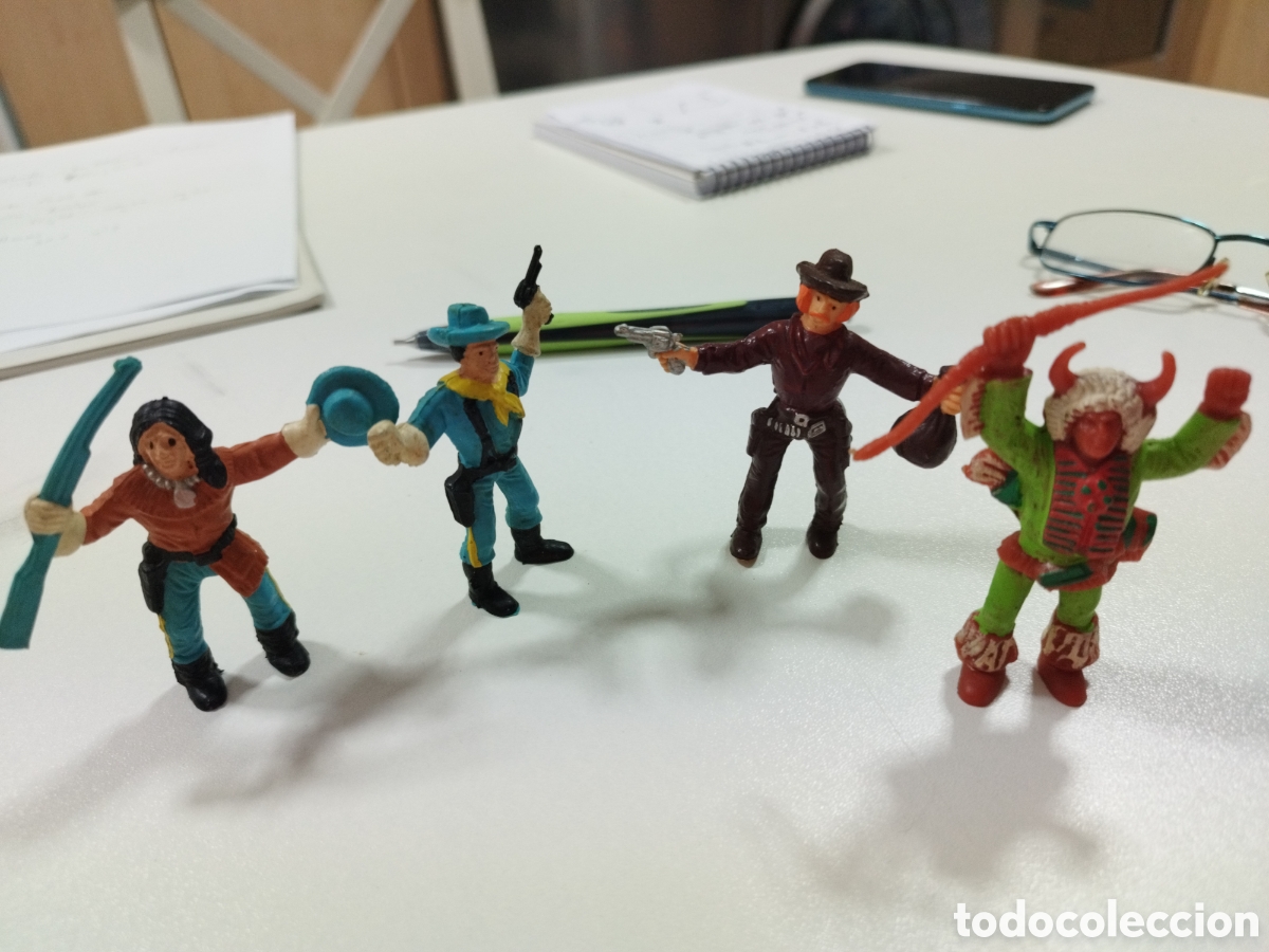 Figuras de goma y PVC: Lote de 4 mu&ntilde;ecos indios y cowboys comandi - Foto 1