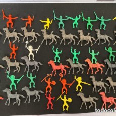 Figuras de Goma y PVC: LOTE DE INDIOS Y COWBOYS CON SUS CABALLOS.