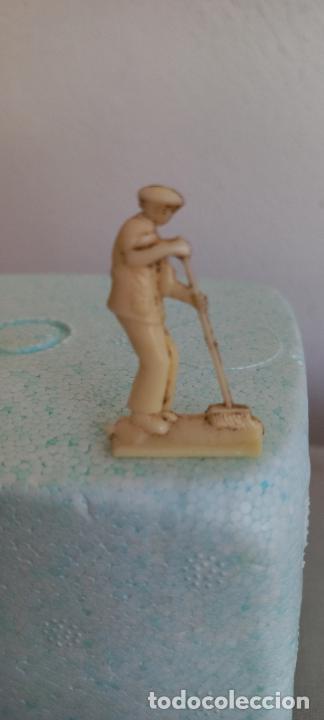 Figuras de Borracha e PVC: MINIATURA FIGURA de MAQUETA, DIORAMA, CASA MU&Ntilde;ECAS. HOMBRE BARRIENDO