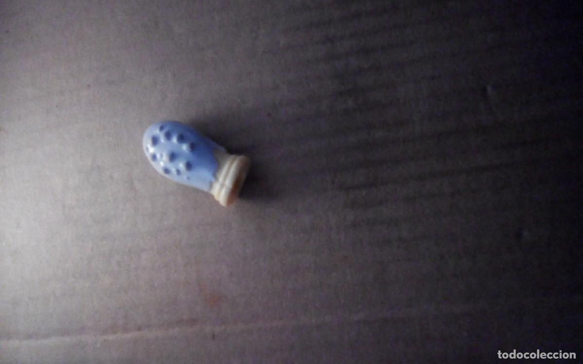 Figuras de goma Kinder: Capuch&oacute;n l&aacute;piz, monstruo, Kinder?. Mide 3,5 cm. - Foto 2