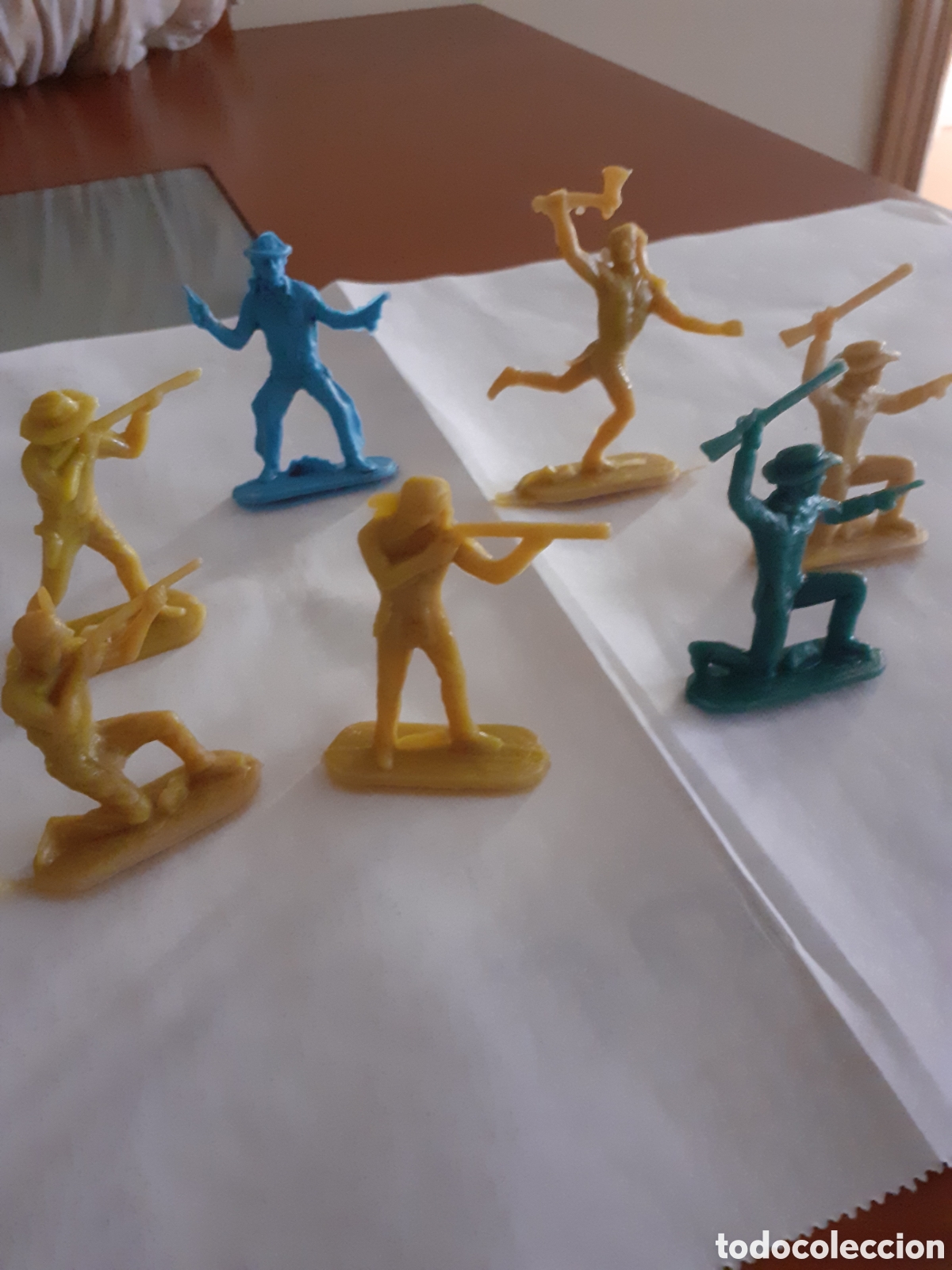 Figuras de goma y PVC: FIGURAS PLASTICO TIPO PIPERO INDIOS Y VAQUEROS - Foto 1