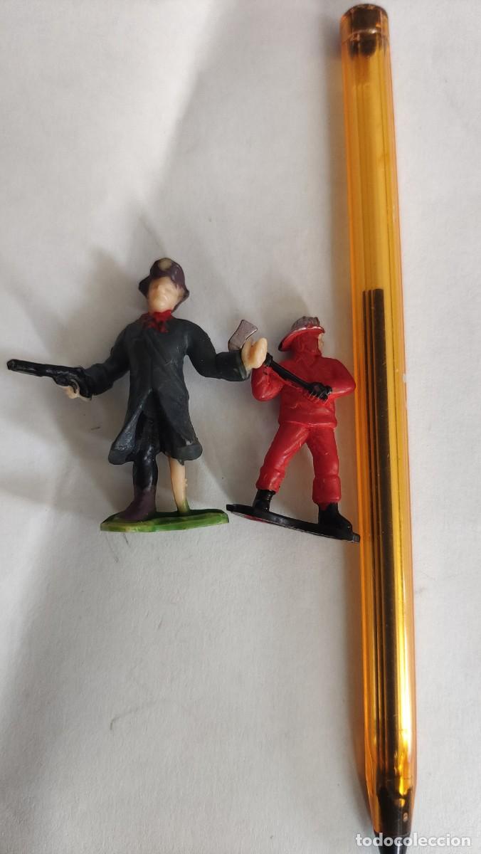 Figuras de Goma y PVC: Dos figuras. Una pone Majorette