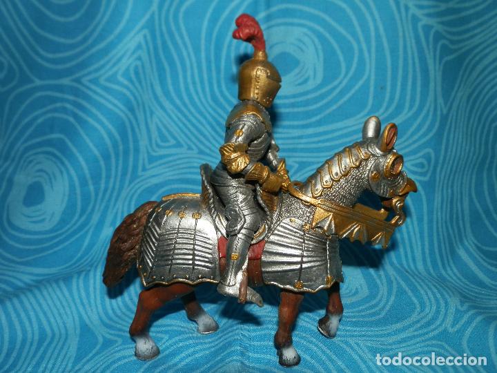 Figuras de goma y PVC: SCHLEICH CABALLERO MEDIEVAL CON CABALLO 2003 - Foto 2