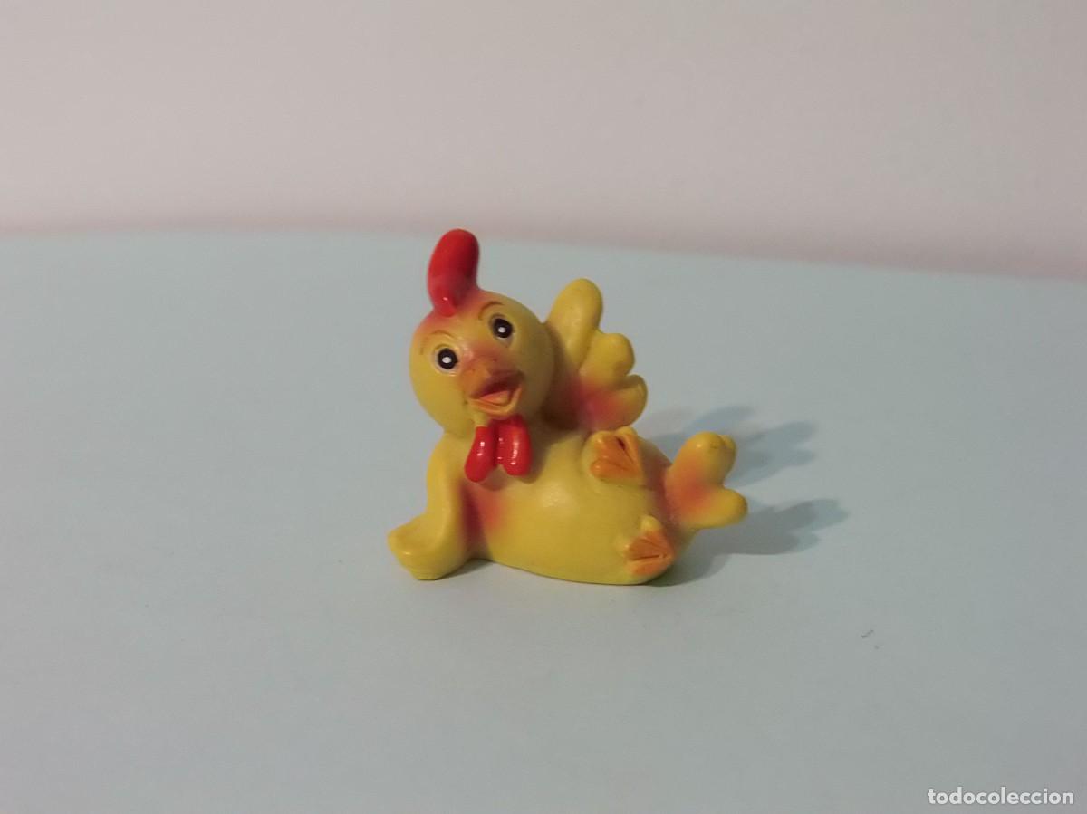Kinder &Uuml;berraschung: KINDER - GALLINA SENTADA SALUDANDO.
