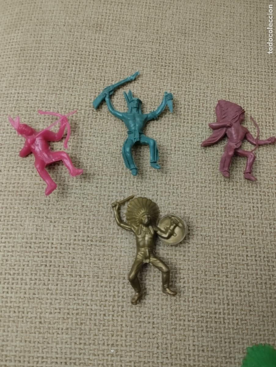 Figuras de goma y PVC: Lote indios pl&aacute;stico antiguos - Foto 1