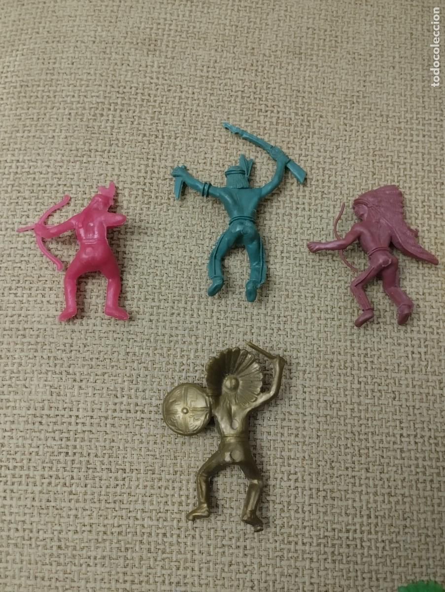 Figuras de goma y PVC: Lote indios pl&aacute;stico antiguos - Foto 2