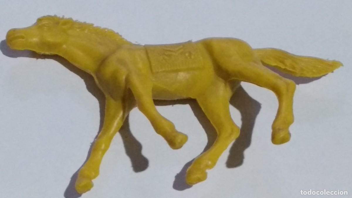 Figuras de goma y PVC: comansi caballo indio amarillo - Foto 3