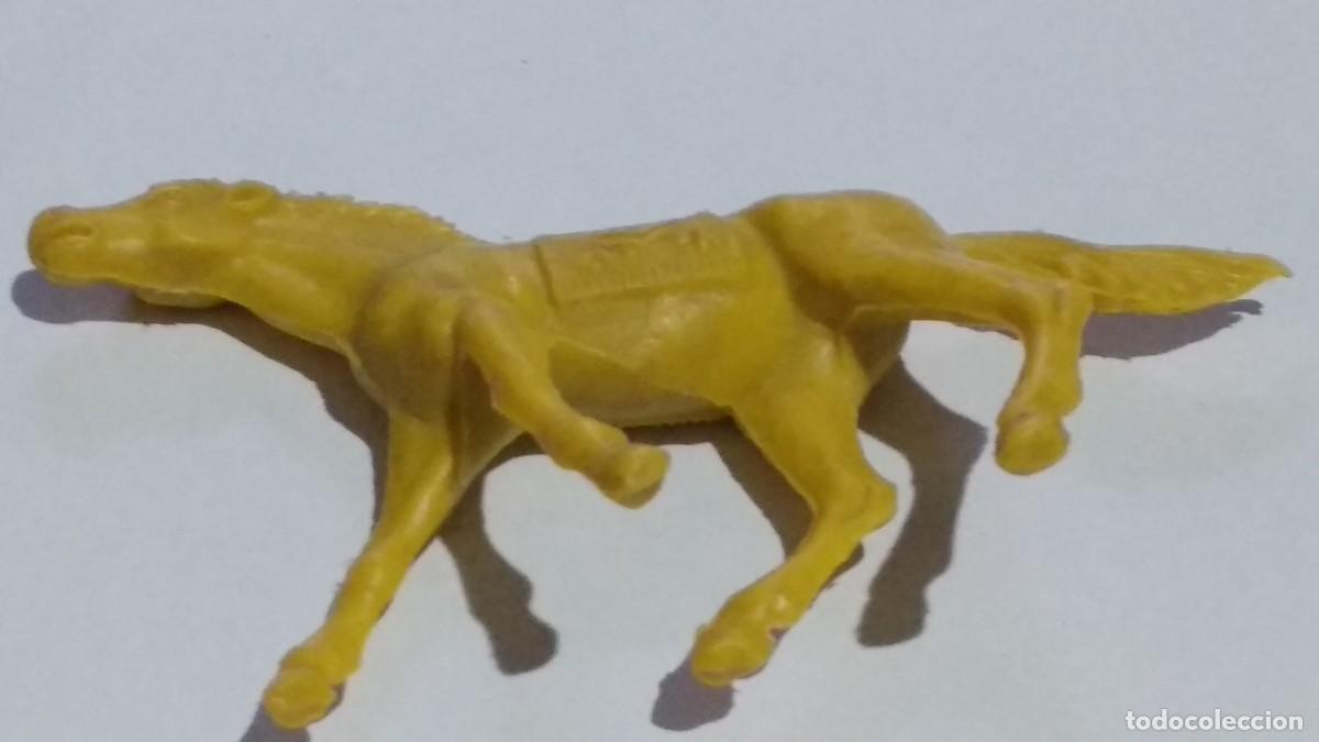 Figuras de goma y PVC: comansi caballo indio amarillo - Foto 4