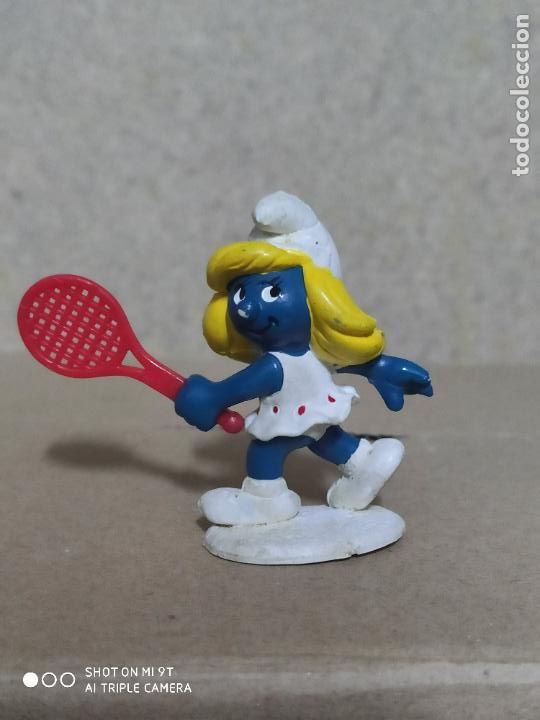 Figuras de Goma y PVC: PITUFA JUGANDO AL TENIS CON RAQUETA PEYO SCHLEICH