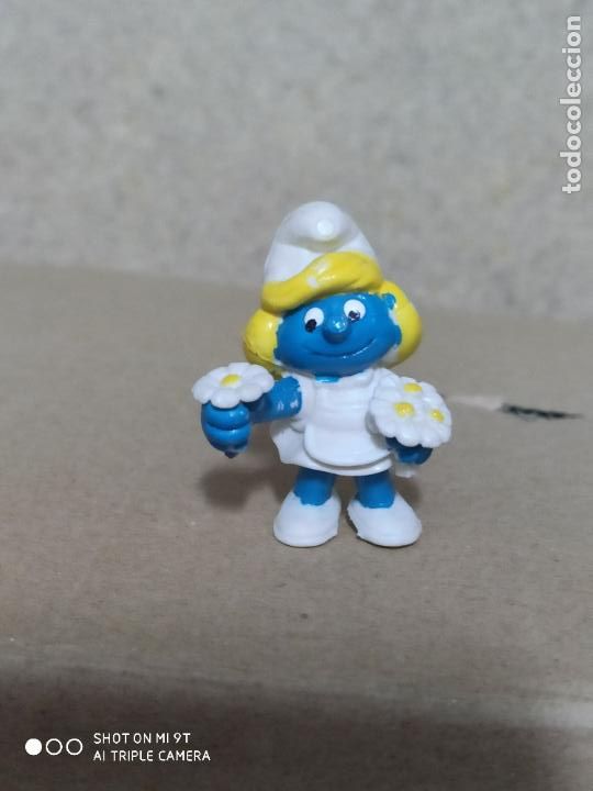 Figuras de Goma y PVC: PITUFA CON MARGARITAS
