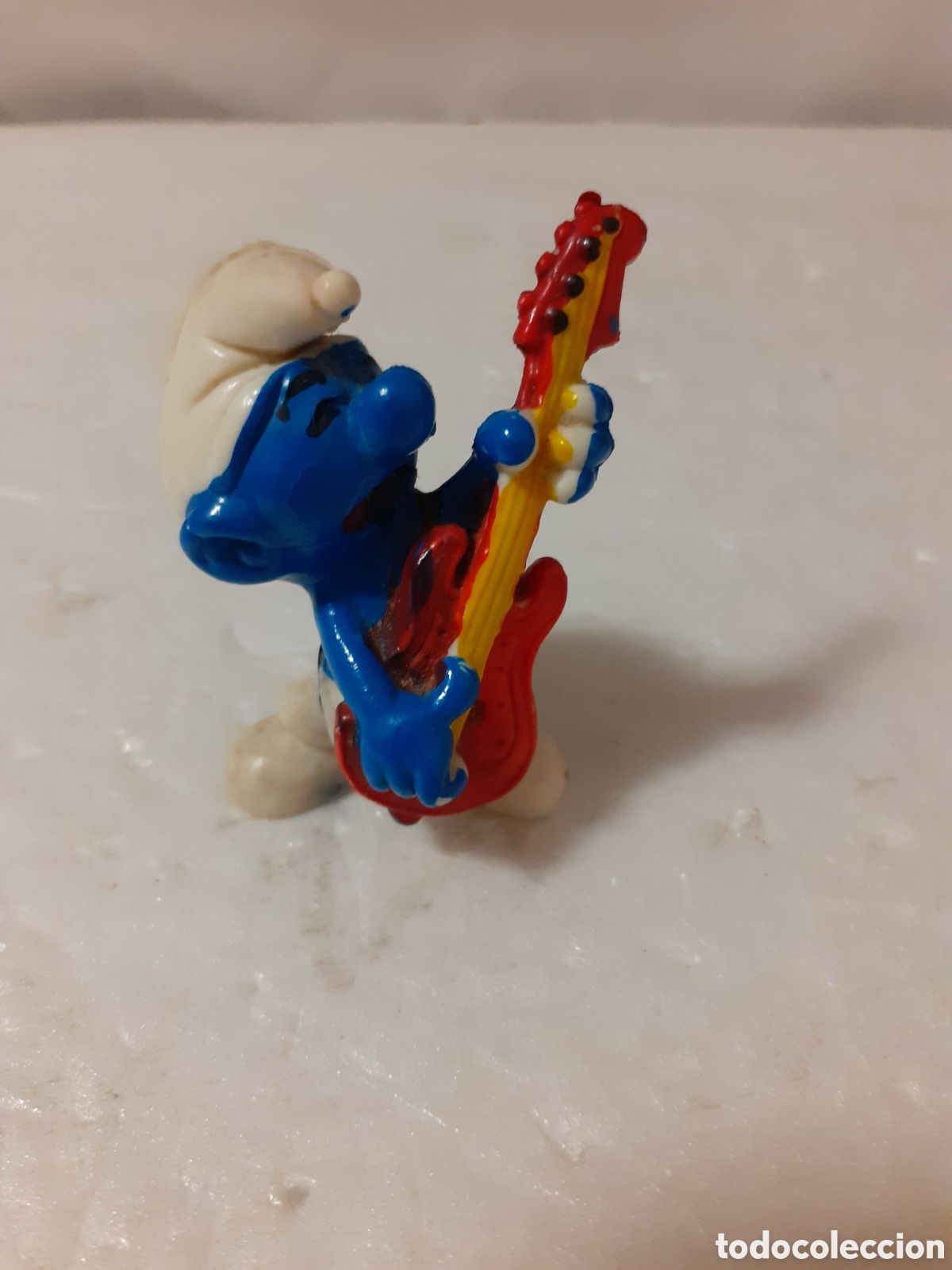 Figuras de Goma y PVC: PITUFO TOCANDO GUITARRA SIN MARCA