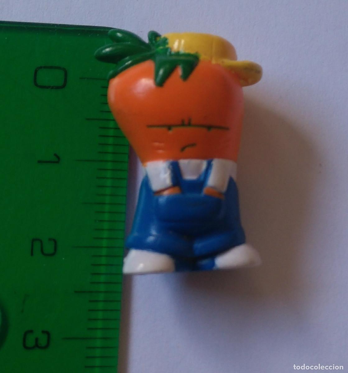 Rubber and PVC Figures: figura zanahorio zanahoria mu&ntilde;eco vegetal miniatura mini gorra mu&ntilde;equito figurita