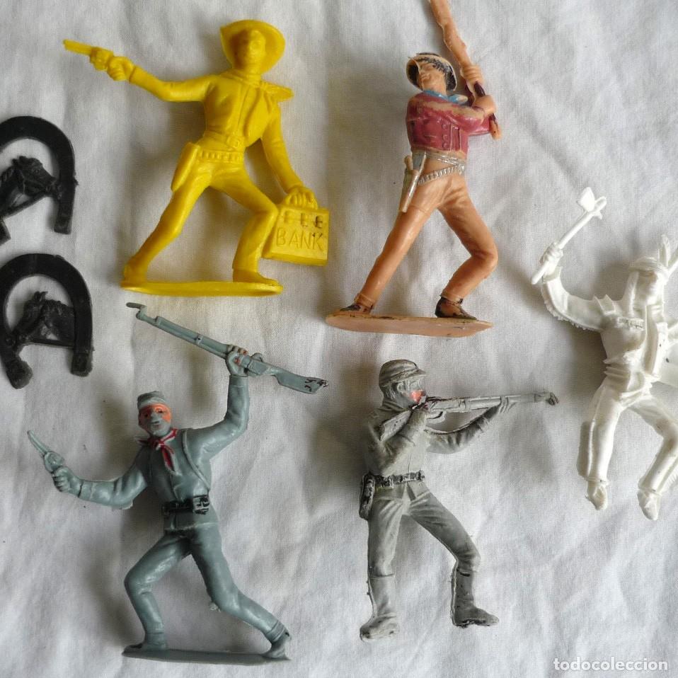 Figuras de goma y PVC: Figuras de pl&aacute;stico indios, vaqueros y soldados - Foto 1
