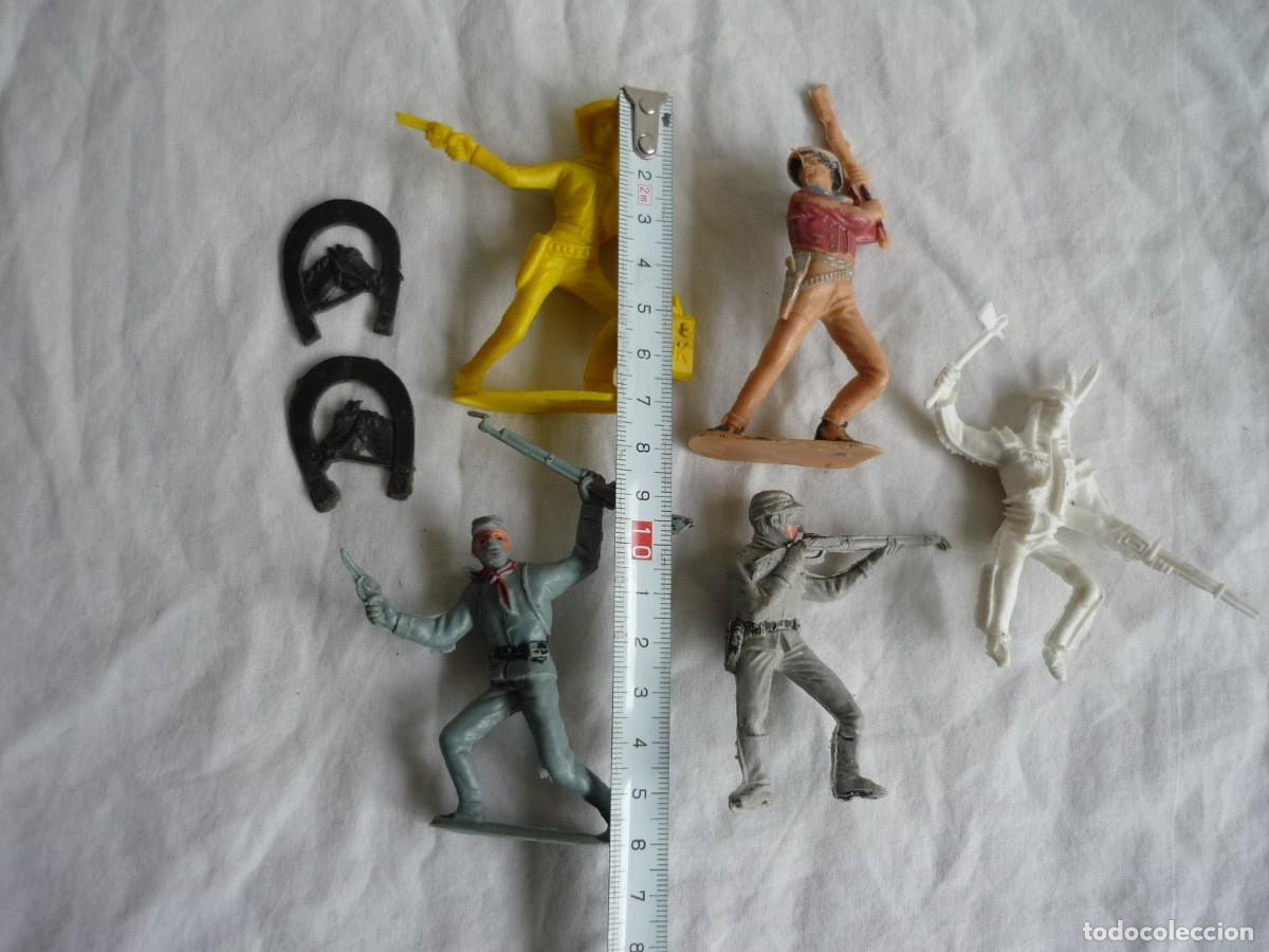 Figuras de goma y PVC: Figuras de pl&aacute;stico indios, vaqueros y soldados - Foto 3
