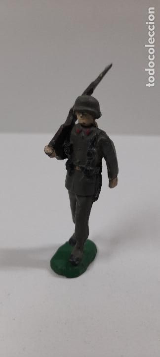 Figuras de Goma y PVC: SOLDADO DE LA INFANTERIA ESPA&Ntilde;OLA - DESFILE . REALIZADO POR ASTER . ORIGINAL A&Ntilde;OS 50 EN GOMA