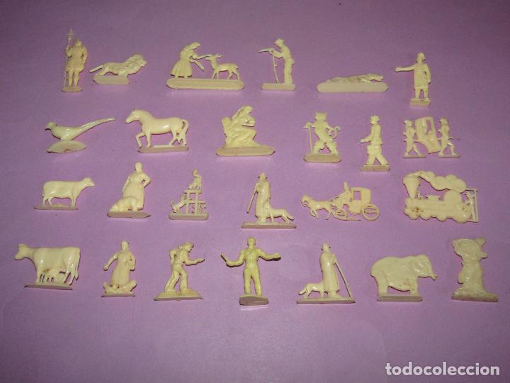 Figuras de Goma y PVC: Antiguo Lote de 25 Figuras en Pl&aacute;stico color Hueso Cristalino