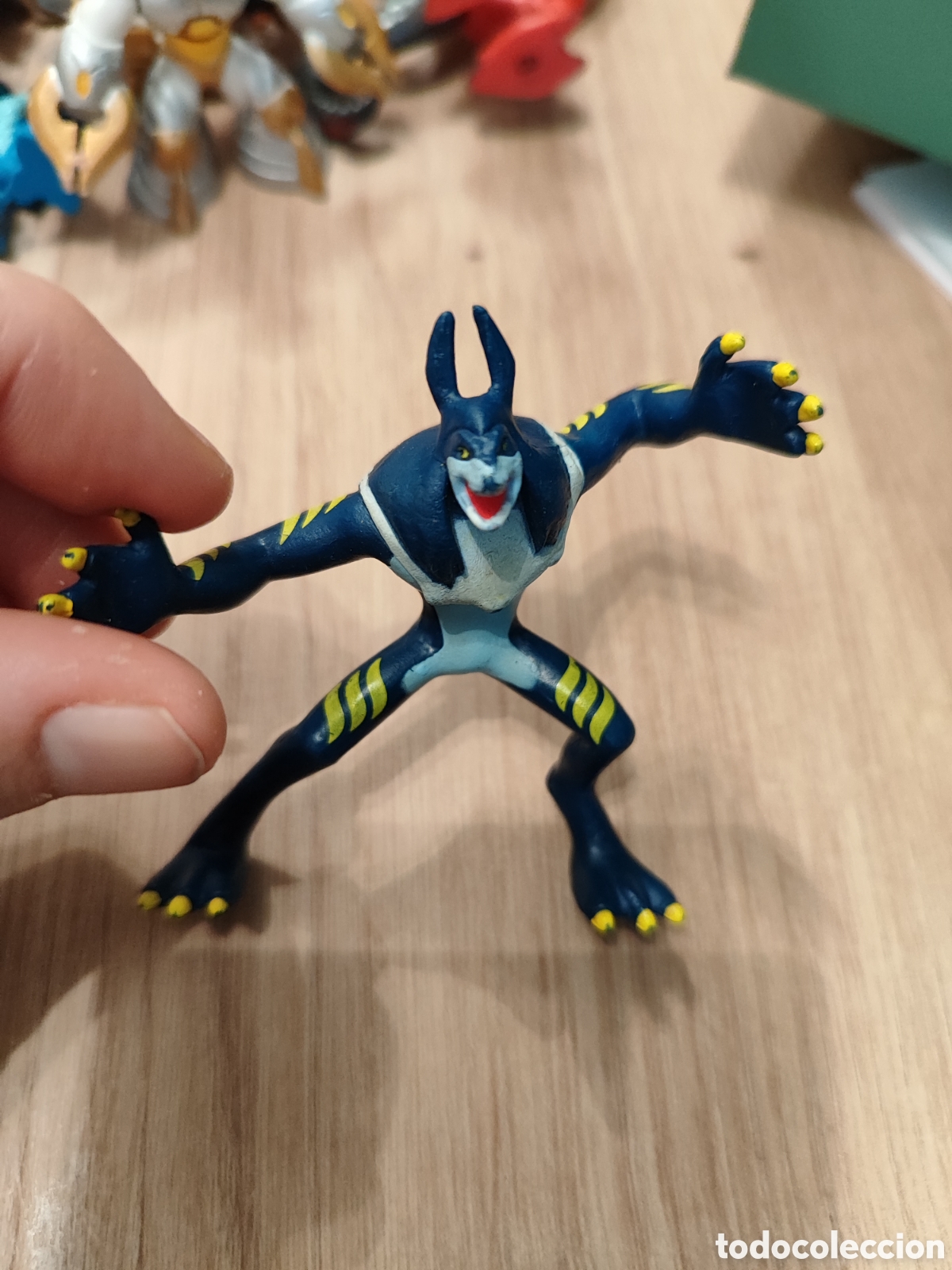 Figuras de goma y PVC: Figura invizimals - Foto 2