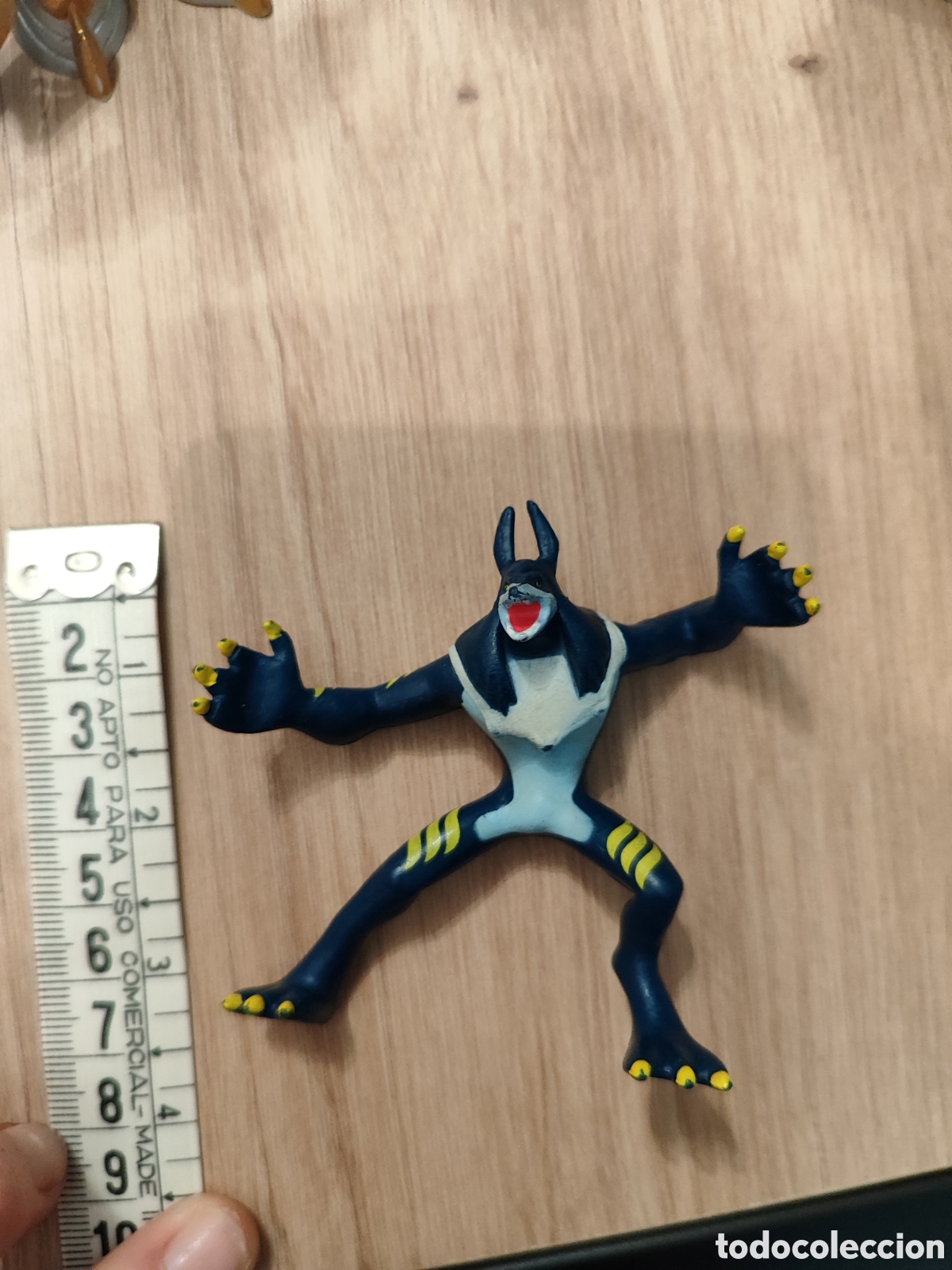 Figuras de goma y PVC: Figura invizimals - Foto 1