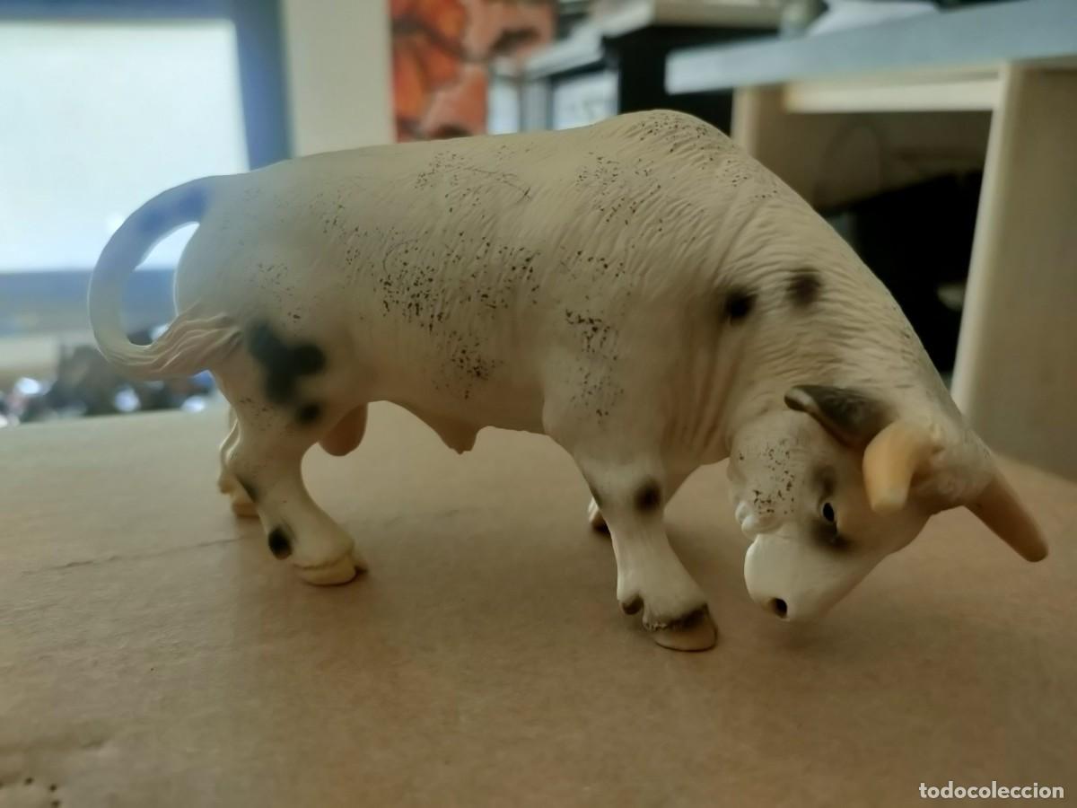 Figuras de goma y PVC: TORO BLANCO - SCHLEICH - Foto 1