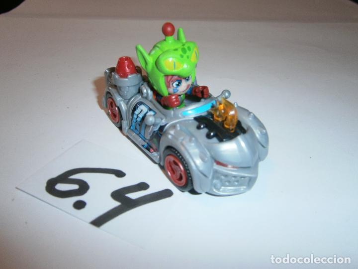 Rubber and PVC Figures: COCHE T- RACERS WHEEL BOX - MBT CON FIGURA