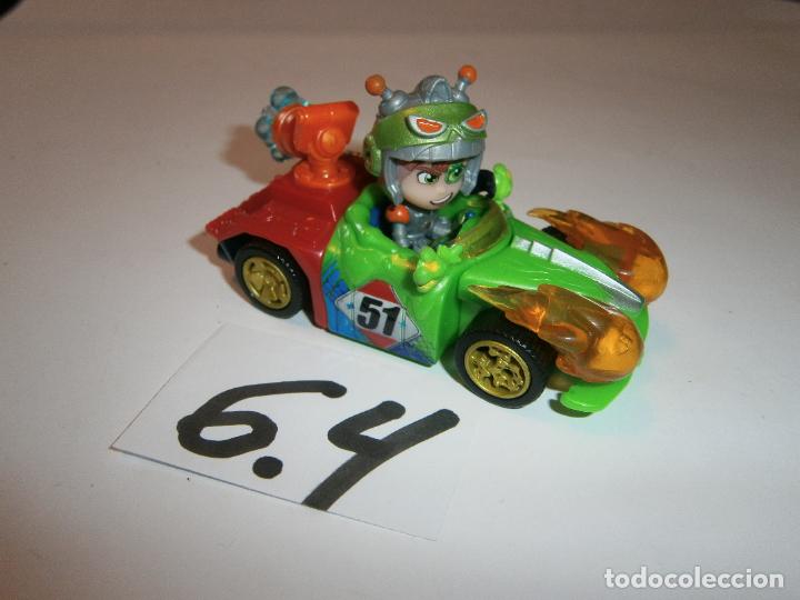 Figuras de Borracha e PVC: COCHE T- RACERS WHEEL BOX - MBT CON FIGURA