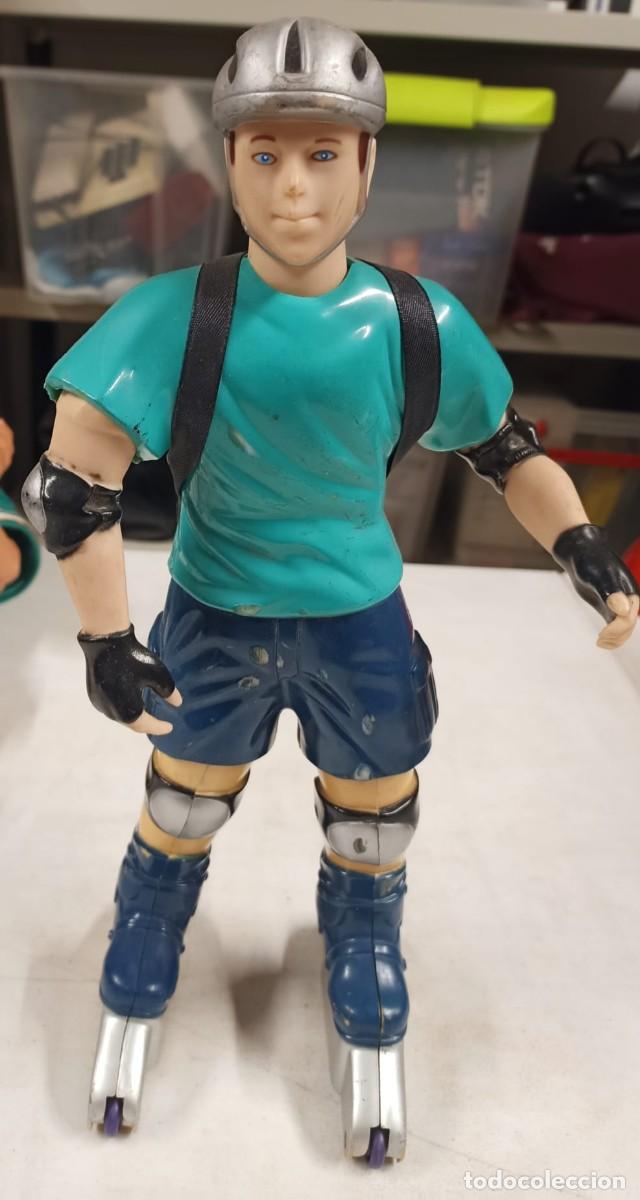 Figuras de goma y PVC: Mu&ntilde;eco patines - Foto 1