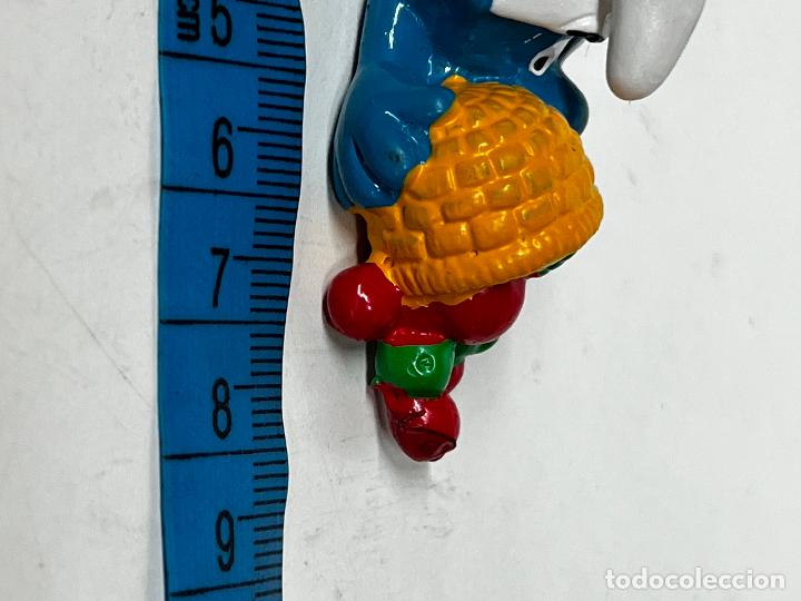 Figuras de goma y PVC: PITUFO - cesta manzanas schleich - Foto 5