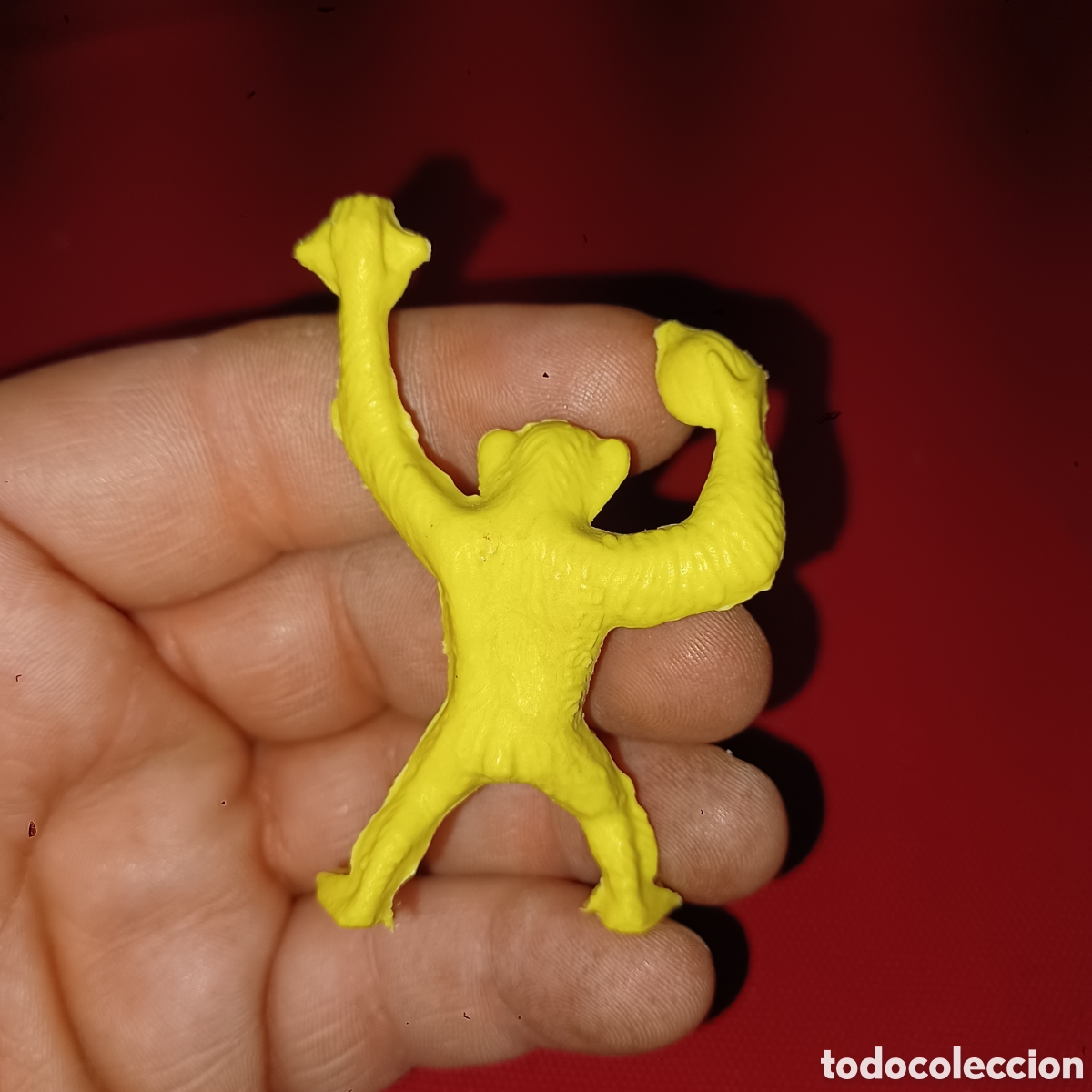 Figuras de goma y PVC: Gorila de pvc amarillo obsequio original detergente PERSAN DUNKIN - Foto 2