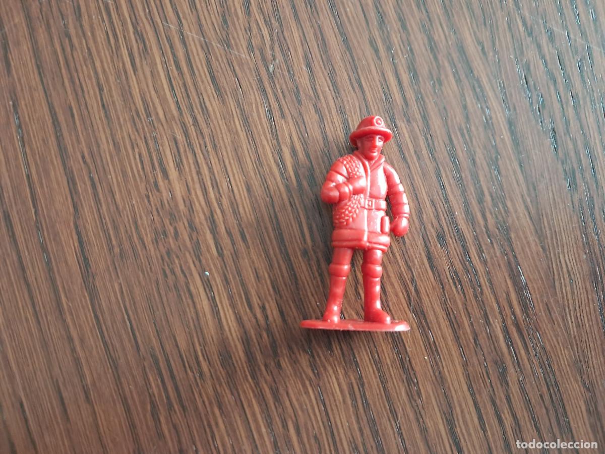 Figuras de goma y PVC: figura de pl&aacute;stico de bombero. - Foto 1