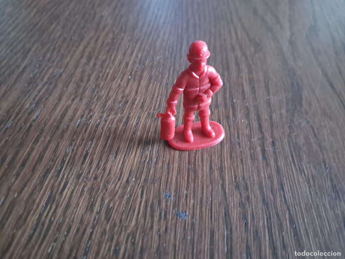Figuras de goma y PVC: figura de pl&aacute;stico de bombero. - Foto 1