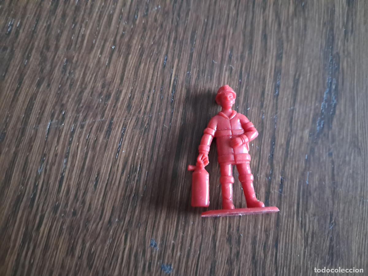 Figuras de goma y PVC: figura de pl&aacute;stico de bombero. - Foto 2