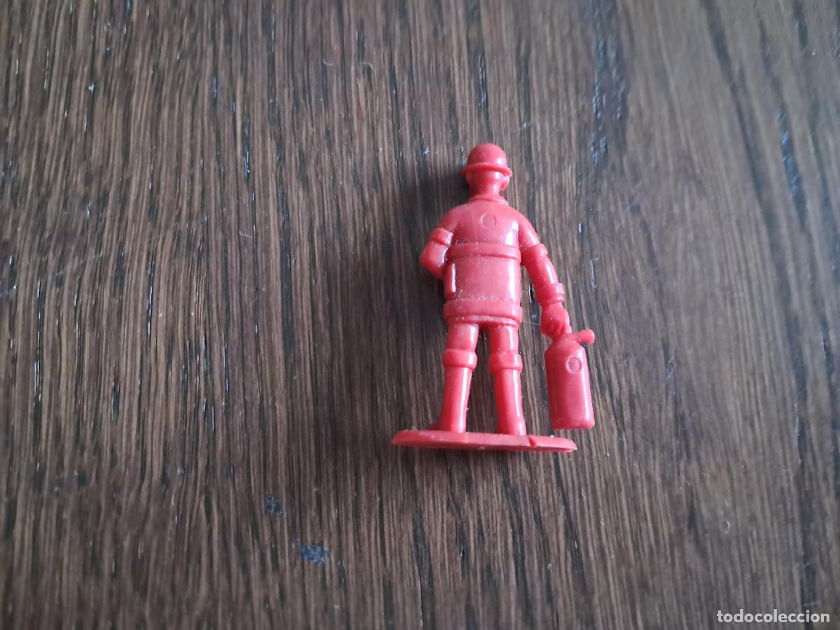 Figuras de goma y PVC: figura de pl&aacute;stico de bombero. - Foto 3