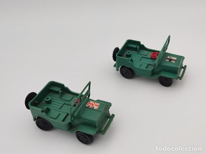 Figuras de Goma y PVC: DOS JEEPS MILITARES GUERRA PL&Aacute;STICO EN MINIATURA 2,5 CM ALTO FIGURA DIORAMA JEEP MILITAR