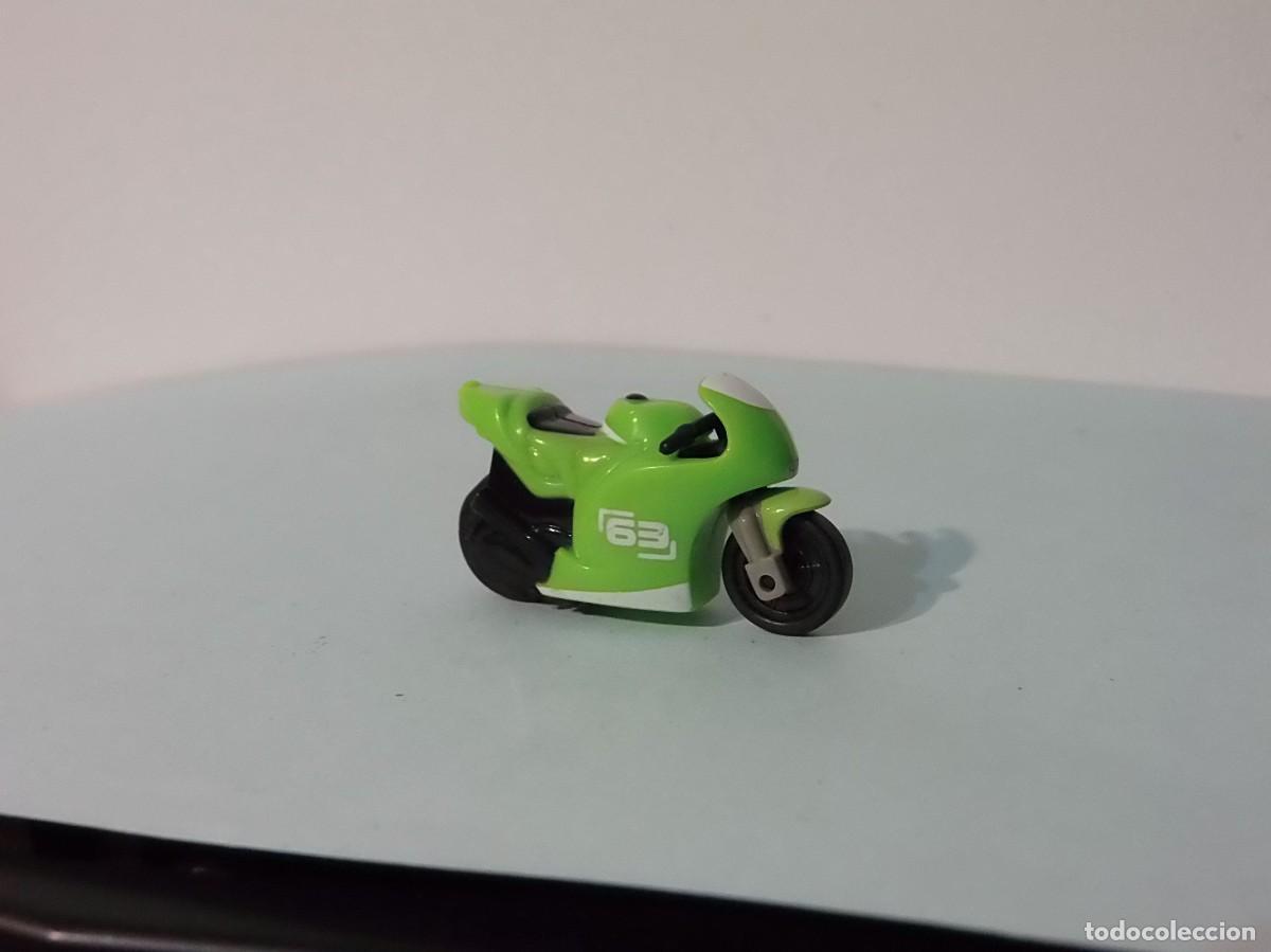 Figuras de goma Kinder: KINDER - MOTO GP N&ordm; 63. - Foto 1