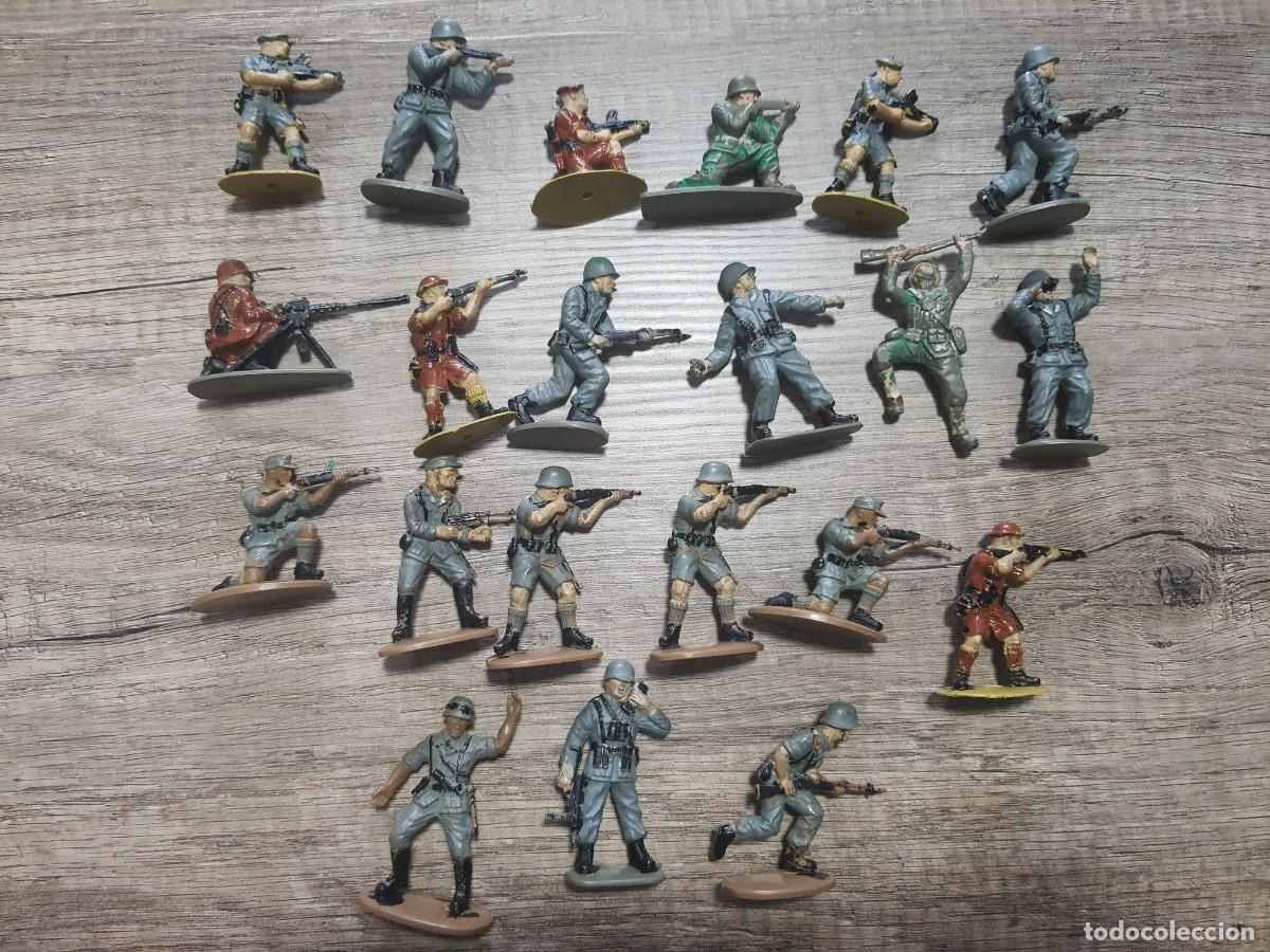 Figuras de Goma y PVC: 21 SOLDADOS DE PL&Aacute;STICO