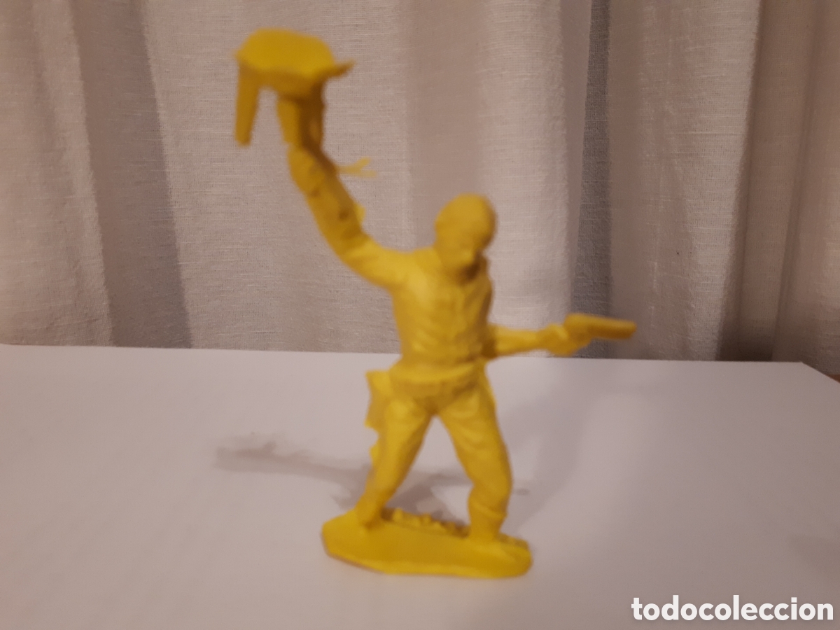 Figuras de goma y PVC: PISTOLERO AMARILLO . SIN MARCA