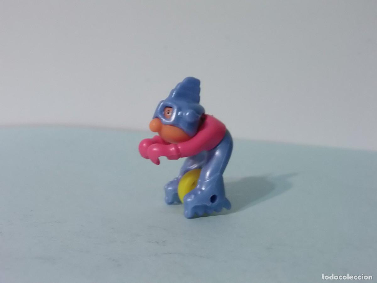 Figuras de goma Kinder: KINDER - ATLETA SOBRE PATINES Y RUEDA. - Foto 1