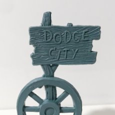 Figuras de Goma y PVC: CARTEL DODGE CITY Y RUEDA EN ARBOL SECO DEL OESTE - COMANSI
