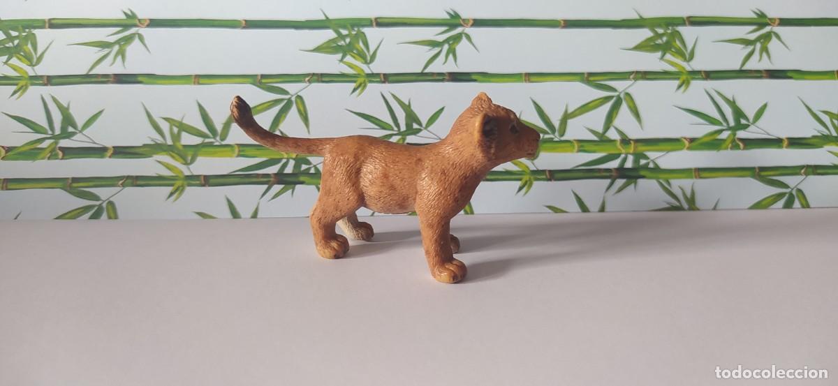 Figuras de goma y PVC: CRIA DE LE&Oacute;N SCHLEICH - Foto 2