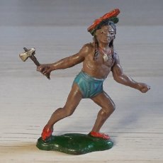 Figuras de Goma y PVC: GUERRERO INDIO CON HACHA, FABRICADO EN GOMA, TEIXIDO MADE IN SPAIN, ORIGINAL AÑOS 50.