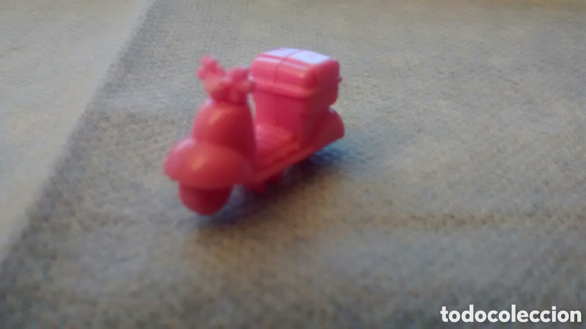 Figuras de Goma y PVC: MINI VESPA (HUEVOS KINDER?)