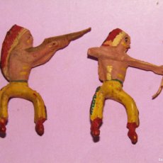 Figuras de Goma y PVC: ANTIGUOS INDIOS PIEL ROJA EN GOMA MACIZA PINTADOS A MANO DE ALCA-CAPELL - AÑO 1950S.